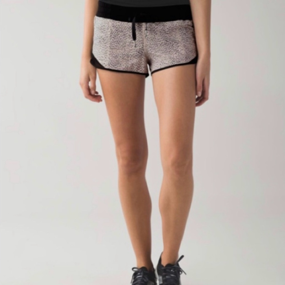 Lululemon Hottie Hot Shorts - Picture 4 of 5